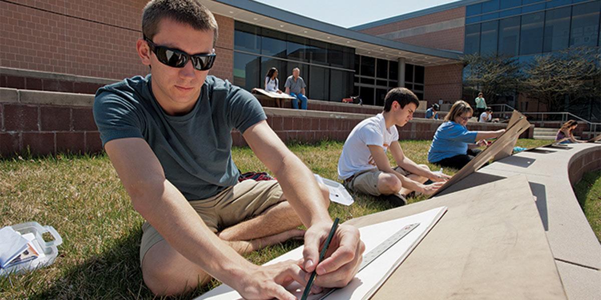 AACC艺术学生在户外画画.